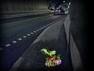ULYKKESSTEDET: Flere la ned blomster inne i Eiksundtunnelen der ulykken skjedde. Foto: John Terje Pedersen