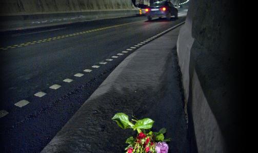 ULYKKESSTEDET: Her, rundt to kilometer inne i Eiksundtunnelen, skjedde den tragiske ulykken. I dag har noen lagt ned blomster i svingen der fem personer omkom. Foto: John Terje Pedersen