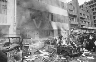 OPPR�R: Revolusjonen i 1979 var ikke opprinnelig religi�s, mener Akbar Ganji, som selv st�ttet revolusjonen den gangen. I ettertid har han skiftet syn. Foto: AP/Michel Lipchitz