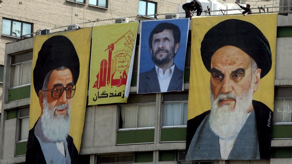 KONTROVERSIELLE: Folk demonstrerer mot myndighetene i Iran. Foto: EPA/ABEDIN TAHERKENAREH/Scanpix