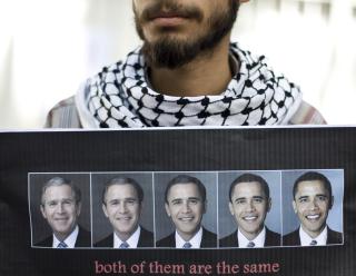 USA F�R ANSVARET: Det er en sterk forestilling i Iran, delvis med rette, om at USA har skylda i all slags problemer landet har opplevd. Her holder en student et bilde av Bush som blir til Obama. Foto: REUTERS/Stringer