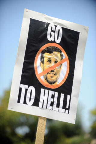 - OVERSE HAM: Akbar Ganji ber Vesten om � ignorere Irans president Ahmadinejad. - Lat som han ikke eksisterer, snakk ikke med ham eller om ham, oppfordrer dissidenten. Bildet er fra en demonstrasjon i Los Angeles. Foto: AFP/GABRIEL BOUYS
