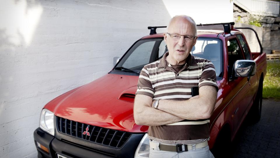 F�RST TIL STEDET: Hans H�ydalsvik kom kj�rende mot Volda i bilen sin da han st�tte p� ulykken i Eiksundtunnelen der fem personer omkom. Det var s� mye r�yk i tunnelen at det ikke var mulig � se tunnelveggene. Foto: John Terje Pedersen