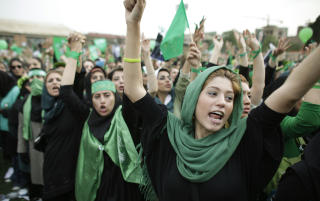 ST�TTER MOUSAVI: Disse kvinnene demonstrerte i gr�nt tidligere i juni til st�tte for presidentkandidaten Mousavi. Foto: AP/Ben Curtis