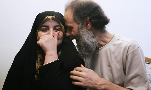 L�SLATT I 2006: Etter seks �r i fengsel ble Akbar Ganji l�slatt 18. mars 2006. Her er han sammen med kona Masoumeh Shafiei hjemme i Tehran etter l�slatelsen. Dissidenten ble arrestert etter � ha avsl�rt politiske drap og omfattende maktmisbruk blant Irans mektigste. Foto: AFP PHOTO/BEHROUZ MEHRI