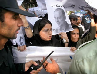 FOR KJENT TIL � BLI DREPT: Mens Akbar Ganji satt fengslet ble det arrangert flere st�ttedemonstrasjoner for ham. Her fra 2005. Selv mener han at regimet ville ha drept ham om han ikke var en s� kjent dissident. Foto: REUTERS/Morteza Nikoubazl