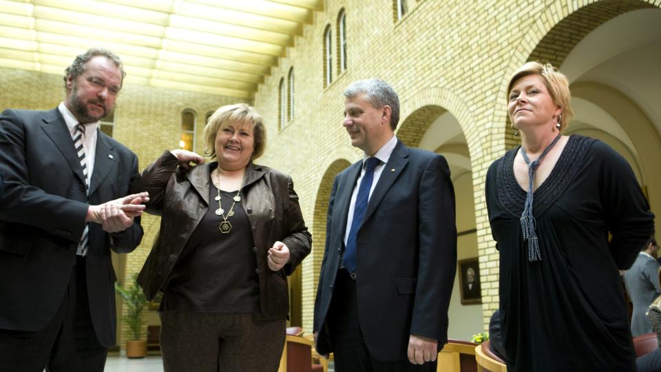 BEDRE ENN REGJERINGEN: Meningsm�lingene foretatt i juni tyder p� at opposisjonspartiene f�r flertall ved stortingsvalget 14. september. Her er Lars Sponheim (V), Erna Solberg (H), Dagfinn H�ybr�ten (KrF) og Siv Jensen (Frp). Foto: Berit Roald / SCANPIX