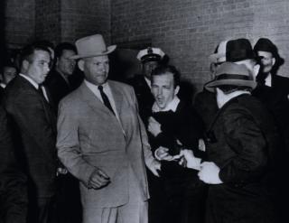 ENSOM TRAVER: Aaronovitch mener CIAs fors�k p� � drepe Fidel Castro viser at innviklede konspirasjoner ikke lykkes. - Femti mennesker klarer ikke holde p� en hemmelighet, mens for eksempel Lee Harvey Oswald (bildet) kunne skyte Kennedy fordi bare kona hans visste at han likte � g� rundt og skyte folk, mener briten.Foto: AP/SCANPIX