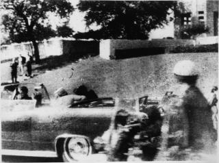 ORDENSSANS: Da John F. Kennedy ble skutt, var det mange som f�lte det var bedre � bo i et land der en innviklet konspirasjon kunne ta livet av presidenten, og ikke bare en enslig galning, mener kommentatoren.Foto: WIKIMEDIA COMMONS