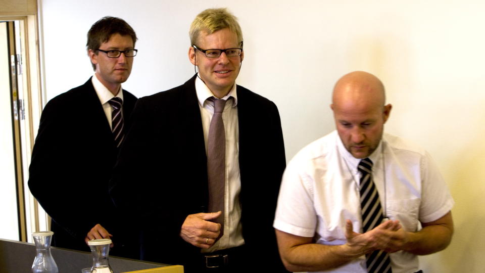 TREDJE RUNDE: Advokatfullmektig Anders Westeng (t.v.), aktor statsadvokat Geir Evanger (t.h.) og forsvarer Morten Furuholmen p� vei inn i Borgarting lagmannsrett. som for tredje gang tok stilling til Munch-ranet i 2004. Foto: Terje Bendiksby / SCANPIX .