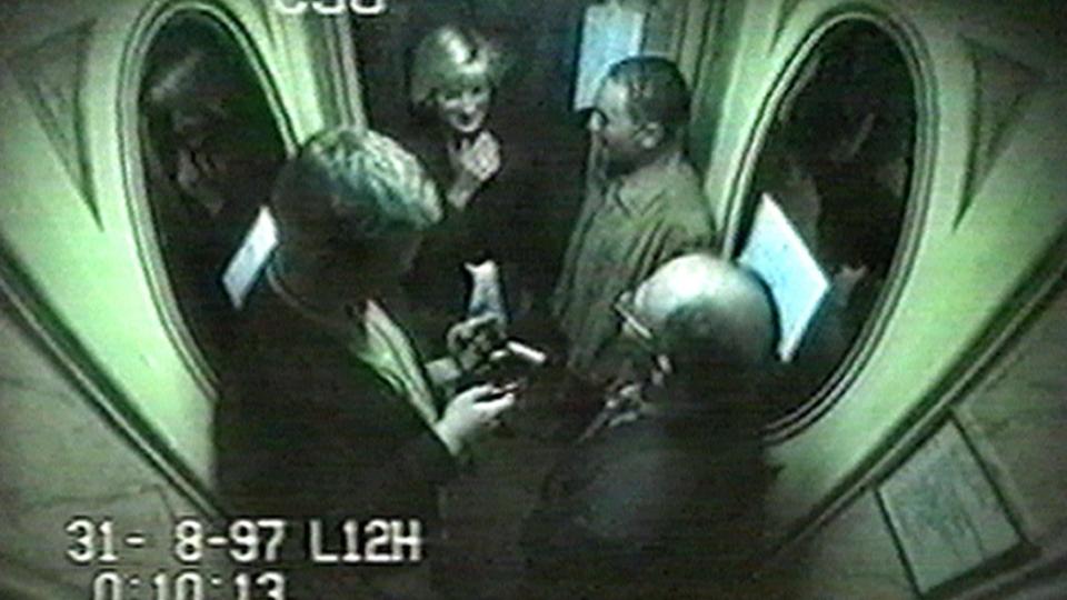 RETT F�R BILULYKKEN: Lady Diana og kj�resten Dodi Fayed (til h�yre), fotografert  av et overv�kingskamera p� Hotel Ritz kort tid f�r bilulykken som kostet prinsessen livet. Foto: SCANPIX