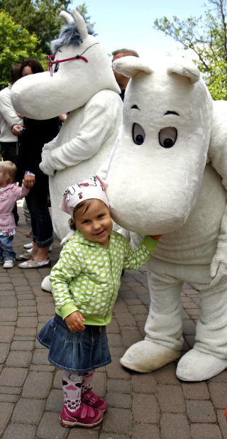 KRAMGOD: -Deilig å gi Mummi-pappa en riktig god klem, sier Josefine Keskinen (3). KRAMGOD: -Deilig å gi Mummi-pappa en riktig god klem, sier Josefine Keskinen (3).