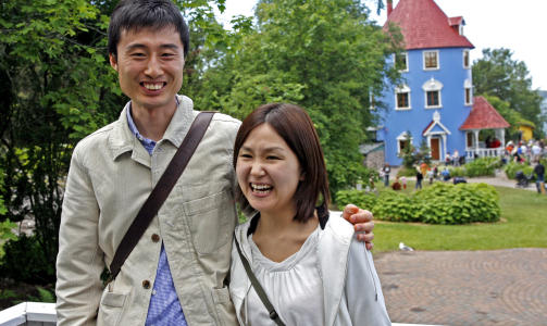 STOR I JAPAN: Helt fra Japan dro dette ekteparet for å oppleve Mummidalen. Saori (27) og Yositada (31) synes Mummi-eventyrene er både artige og gode. STOR I JAPAN: Helt fra Japan dro dette ekteparet for å oppleve Mummidalen. Saori (27) og Yositada (31) synes Mummi-eventyrene er både artige og gode.