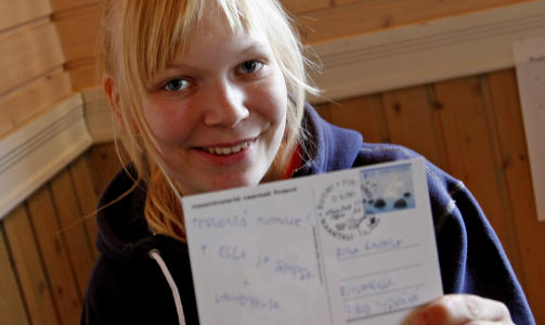 EGET STEMPEL Mummidalen har selvsagt eget poststempel. 19 år gamle Anette Rantala har sommerjobb på postkontoret for tredje året på rad. EGET STEMPEL Mummidalen har selvsagt eget poststempel. 19 år gamle Anette Rantala har sommerjobb på postkontoret for tredje året på rad.