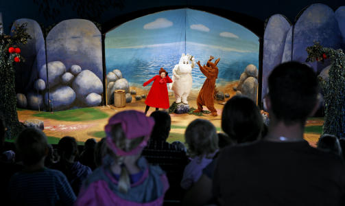 SHOW: Flere ganger om dagen er det forestillinger i amfiteateret. Ellers er skuespillerne rundt i parken og har det moro med ungene. SHOW: Flere ganger om dagen er det forestillinger i amfiteateret. Ellers er skuespillerne rundt i parken og har det moro med ungene.