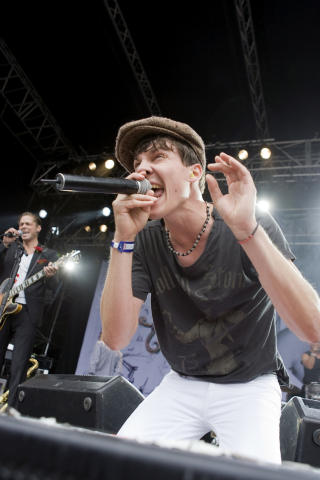 PROTESTERER: H�kan Hellstr�m mener forbudet mot gatemusikk minner om Tyskland p� 30-tallet. Her spiller han p� �yafestivalen i 2008. Foto: Scanpix