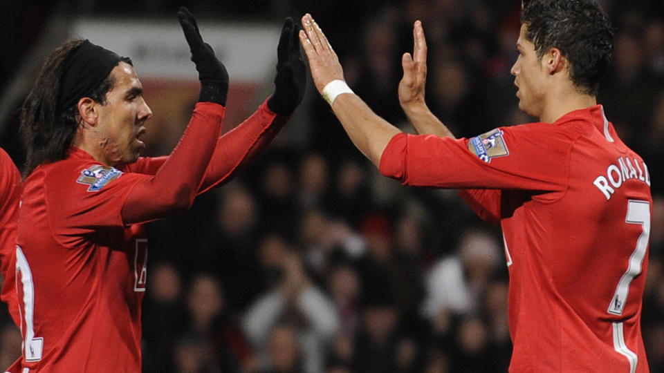 BEDRE UTEN: Wolfsburg-spissen Obafemi Martins med fortid i Newcastle, mener Manchester United har blitt bedre etter at de mistet Cristiano Ronaldo og Carlos Tevez. I kveld m�ter Martins og hans nye lag Wolfsburg United p� Old Trafford. Foto: Toby Melville, Reuters/Scanpix