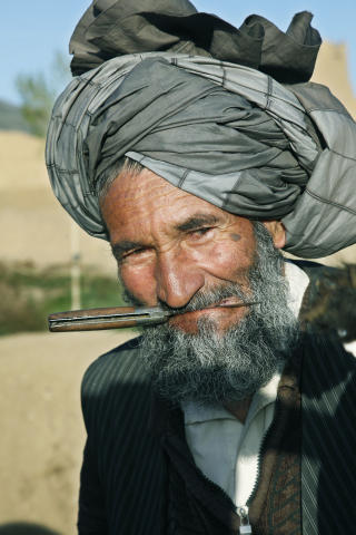 Fredelig: I Bamiyan kan du g� hvor du vil, til alle tider. Du kan for eksempel f�lge med p� slaktingen av sau en tidlig morgen. Foto: Jacques Hvistendahl