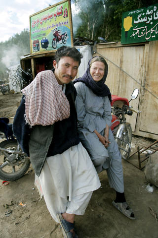 T�ff turist: Frauke de Weijer (39) har kj�rt motorsykkel i Afghanistan i flere �r. Foto: Jacques Hvistendahl.