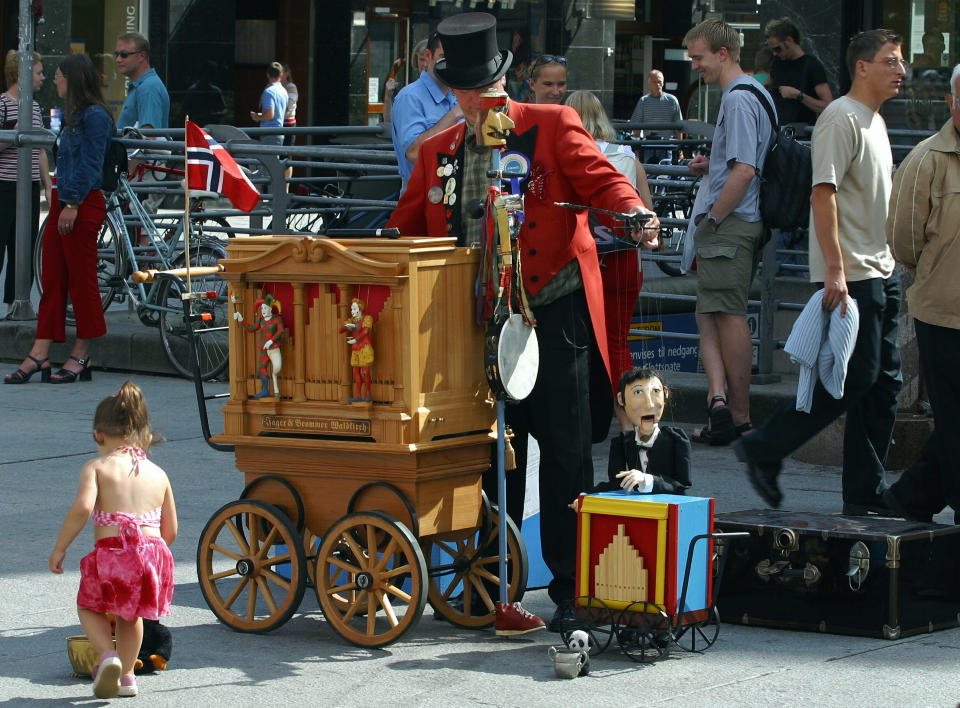 TILLATT I OSLO: Byr�d for byutvikling tviler p� det det blir aktuelt � forby gatemusikk i Oslo, selv om hun forst�r svenskene som blir plaget av ensformig musikk i timesvis. Foto: Knut Fjeldstad/Scanpix