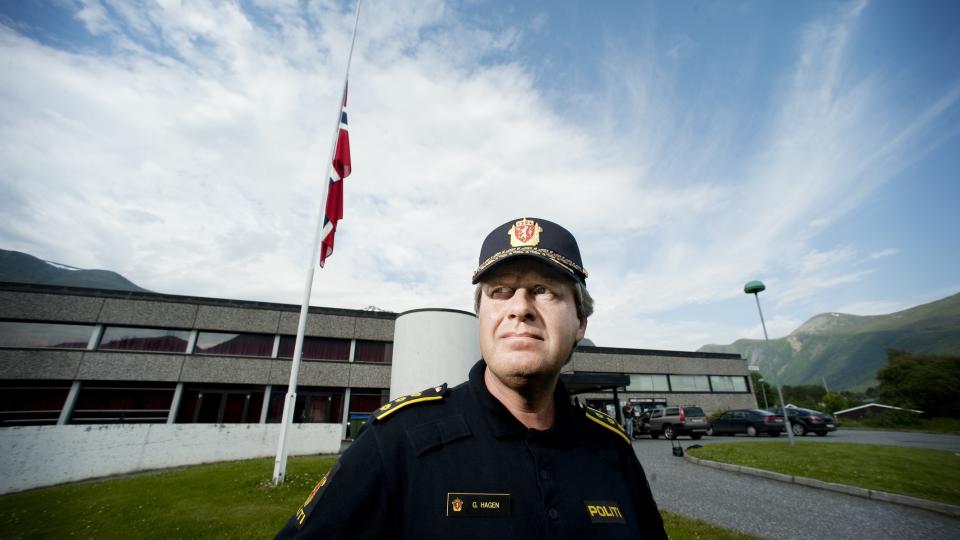 FRIGIR NAVN:  �rsta-lensmann Guttorm Hagen frigir n� navnene p� de omkomne i d�dsulykken i Eiksundtunnelen. En av de omkomne er s�nnen til en kollega av lensmannen. Sv�rt mange er rammet av ulykken, og flagget vaiet p� halv stang utenfor kulturhuset i �rsta i dag. Foto: JOHN TERJE PEDERSEN