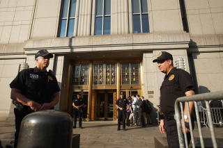 SIKKERHETSVAKTER: Foran tinghuset p� Manhattan. (Foto: AFP)