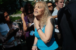 OFFER: Svindeloffer Cynthia Friedman lar seg intervjue utenfor tinghuset. Madoff svindlet folk ved � love dem bedre avkastning enn noen andre kunne tilby. (Foto: AFP)