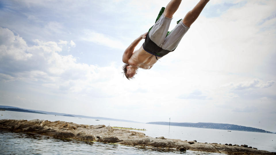 HETEB�LGEN: Maksimumstemperaturer over 30 grader i S�r-Norge har trukket mange til badestrendene. Dette bildet er fra Huk badeplass p� Bygd�y i Oslo mandag.
Foto: Tore Meek / SCANPIX