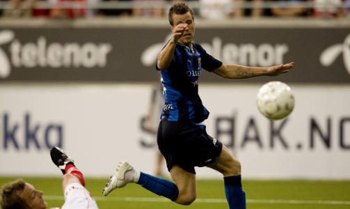 FIKK SCORE: Pontus Farnerud sikrer her Stab�k-seier, ti minutter f�r slutt. Foto: Terje Bendiksby / SCANPIX