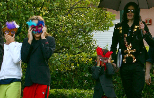 M�TTE B�RE MASKER: Michael Jacksons tre barn tas n� h�nd om av besteforeldrene. Foto: STELLA PICTURES