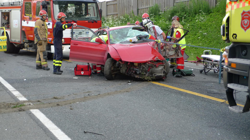 ALVORLIG SKADD: En person ble alvorlig skadd etter en kollisjon p� riksvei 285 i kveld. Foto: Tor Keiser