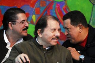 MEKTIGE VENNER: Her er Honduras' n� avsatte president Manuel Zelaya (til venstre) sammen med Nicaraguas president Daniel Ortega og Venezuelas president Hugo Chavez i slutten av juni i �r. Zelaya ble valgt p� en liberal plattform, men har beveget seg mer mot venstre den siste tida. Han skal ogs� v�re inspirert av Chavez. Foto: REUTERS/Tomas Stargardter