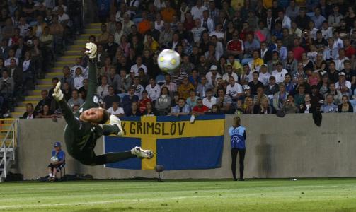 FIRE BAKLENGS: Scott Loach kom inn for suspenderte Joe Hart og hadde 90 marerittaktige minutter i Malm�. Foto: REUTERS