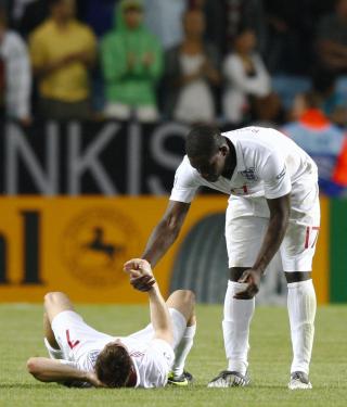 DEPPET: Micah Richards tr�ster James Milner etter finalenederlaget. Foto: REUTERS