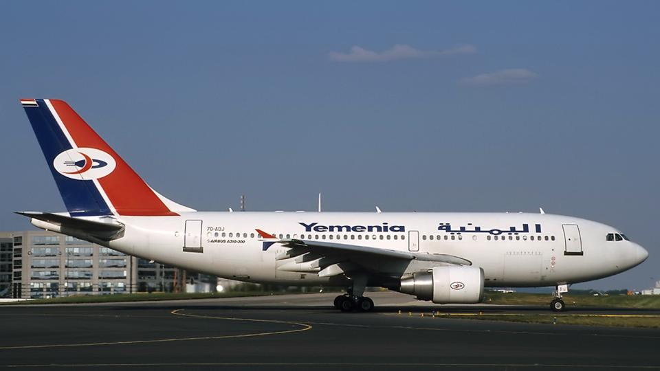 STYRTET: Bildet viser noen av flyene i fl�ten til det statlige jemenittiske flyselskapet Yemenia p� Sanaa-flyplass. 
Et Airbus A310 fra selskapet har i natt styrtet i Indiahavet. Arkivfoto:  AFP PHOTO/FILES/Khaled FAZAA REUTERS/Thomas Noack