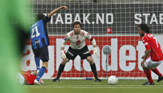 OMDISKUTERT: Mikkel �Mix� Diskerud tr�kket p� Olafur �rn Bjarnason f�r Pontus Farnerud satte inn vinnerm�let.Foto: ARNT E. FOLVIK/DAGBLADET