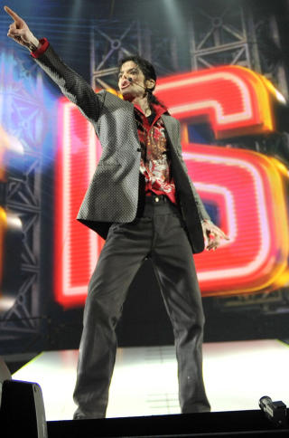 KOLLAPSET: Bare to dager f�r han d�de sto Michael Jackson p� scenen og �vde p� Staples Center. Tirsdag avholdes minnestunden p� samme sted. Foto: AP Photo/Kevin Mazur, AEG/Getty Images/Scanpix.