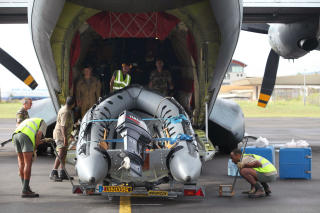 FORBEREDER S�K: Det skal v�re observert lik og vrakrester i omr�det der flyet gikk ned. Talsmenn for flyselskapet frykter at det ikke vil bli funnet overlevende. AFP PHOTO RICHARD BOUHET