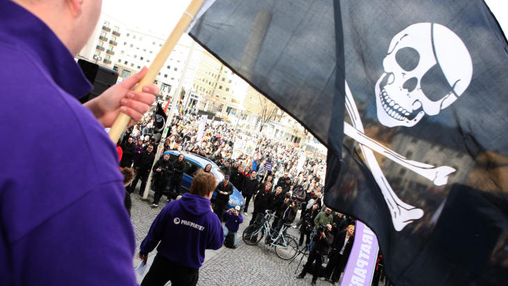 PROTESTER: Tilhengere av The Pirate Bay demonstrerte i fjor i forbindelse med den f�rste rettssaken. Foto: AFP PHOTO / SCANPIX / FREDRIK PERSSON