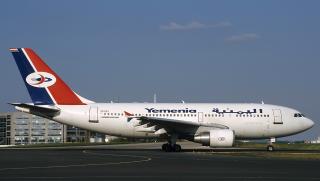 STYRTET: Bildet viser noen av flyene i fl�ten til det statlige jemenittiske flyselskapet Yemenia p� Sanaa-flyplass. Et Airbus A310 fra selskapet har i natt styrtet i Indiahavet. Arkivfoto: AFP PHOTO/FILES/Khaled