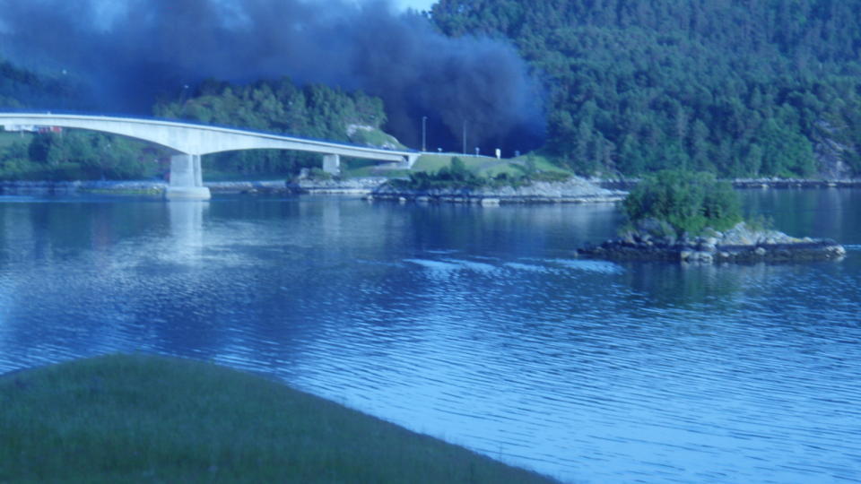 KRAFTIG R�YKUTVIKLING: Fem personer omkom da to biler kolliderte inne i Eiksundtunnelen s�ndag kveld. Foto: Peder Heimland