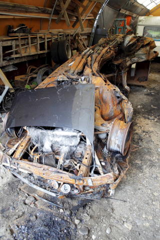 TOK FYR: Mercedesen med fire unge menn fra �rsta var helt utbrent etter ulykken i Eiksundtunnelen. Foto: SVEIN OVE EKORNESV�G/SCANPIX