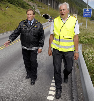 ETTERFORSKER: Politiet og havarikommisjonen for transport p� plass ved Eiksundtunnelen, hvor fem personer mistet livet s�ndag. Havariinspekt�r Martin Visnes og lensmann i Ulstein og Hareid Odd Kul�. Foto: JOHN TERJE PEDERSEN/DAGBLADET