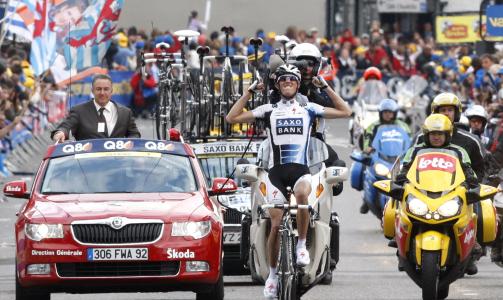 F�RSTE KLASSIKER-SEIER: Andy Schleck kunne strekke armene i v�ret etter � ha knust konkurrentene i Liege-Bastogne-Liege i Belgia i april.Foto: SCANPIX/REUTERS/Yves Herman
