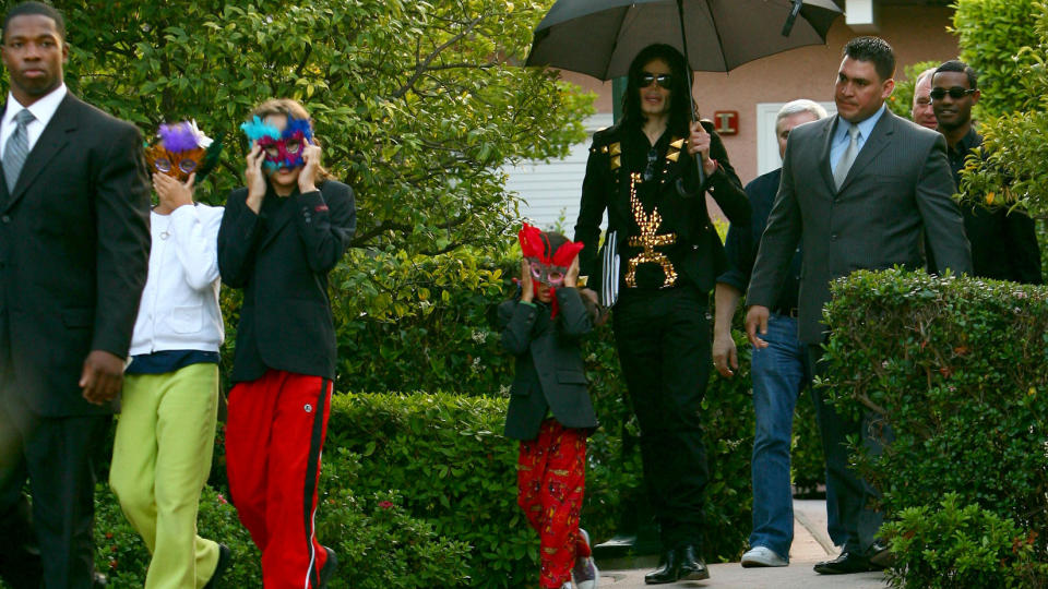 M�TTE B�RE MASKER: Michael Jacksons tre barn tas n� h�nd om av besteforeldrene. Foto: STELLA PICTURES