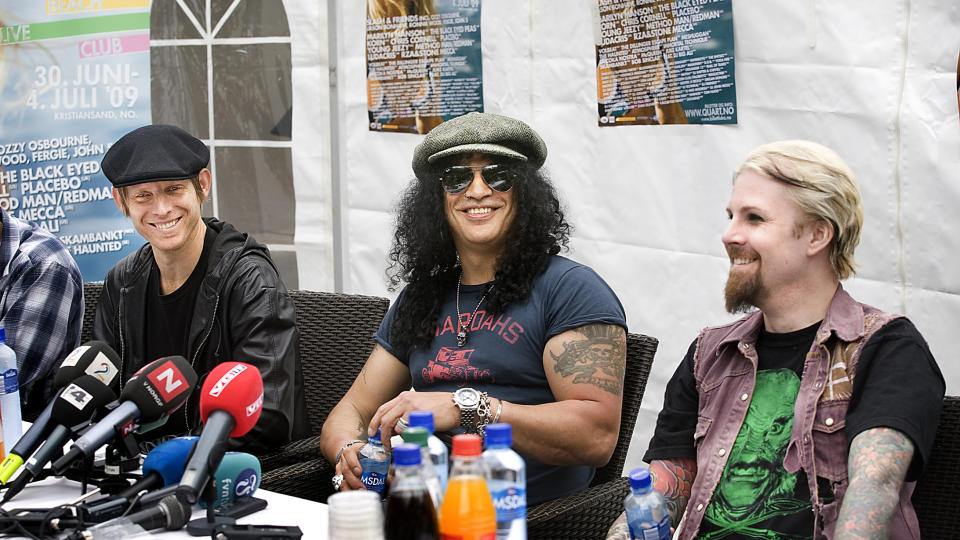 I GANG: En smilende Slash lover et fyrverkeri av en konsert i kveld sammen med bandet og Stones-gitarist Ronnie Wood og metal-legenden Ozzy Osbourne. Foto: Anders Gr�nneberg/Dagbladet