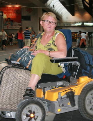 IKKE ENKELTST�ENDE: Ann Karin Fronth (58) er bare en av mange som m�ter hindringer n�r de skal bruke offentlig transport. Foto: �YSTEIN ANDERSEN