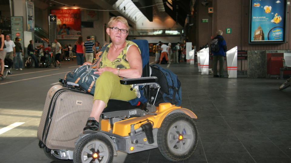 NEKTET P� S�RLANDSBANEN: Ann Karin Fronth (58) greier seg aleine med tog i Oslo-omr�det hver dag. Men hun og den elektriske rullestolen kan ikke reise med tog fra Oslo til Kristiansand, sier NSB. Foto: �YSTEIN ANDERSEN.