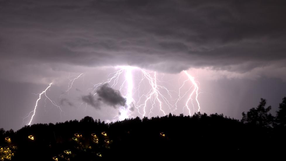 �STLANDET UTSATT: P� grunn av h�ye temperaturer og ustabilt v�r, er spesielt �stlandet utsatt for lyn og tordenv�r i m�nedene framover. Foto Cornelius Poppe / SCANPIX.