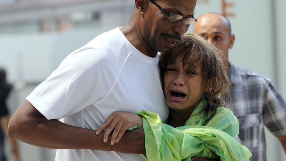 SAMLES I MARSEILLE: P�r�rende til passasjerene ombord p� IY 626 har samlet seg p� flyplassen i Marseille. Flyet tok av fra Charles De Gaulle i Paris i g�r, og mellomlandet i Marseille, Sanaa og Djibouti. Foto: AFP PHOTO ANNE-CHRISTINE POUJOULAT/SCANPIX